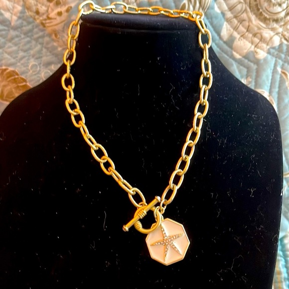 Fornash Starfish creamy enamel toggle necklace gold toned chain - Picture 2 of 8